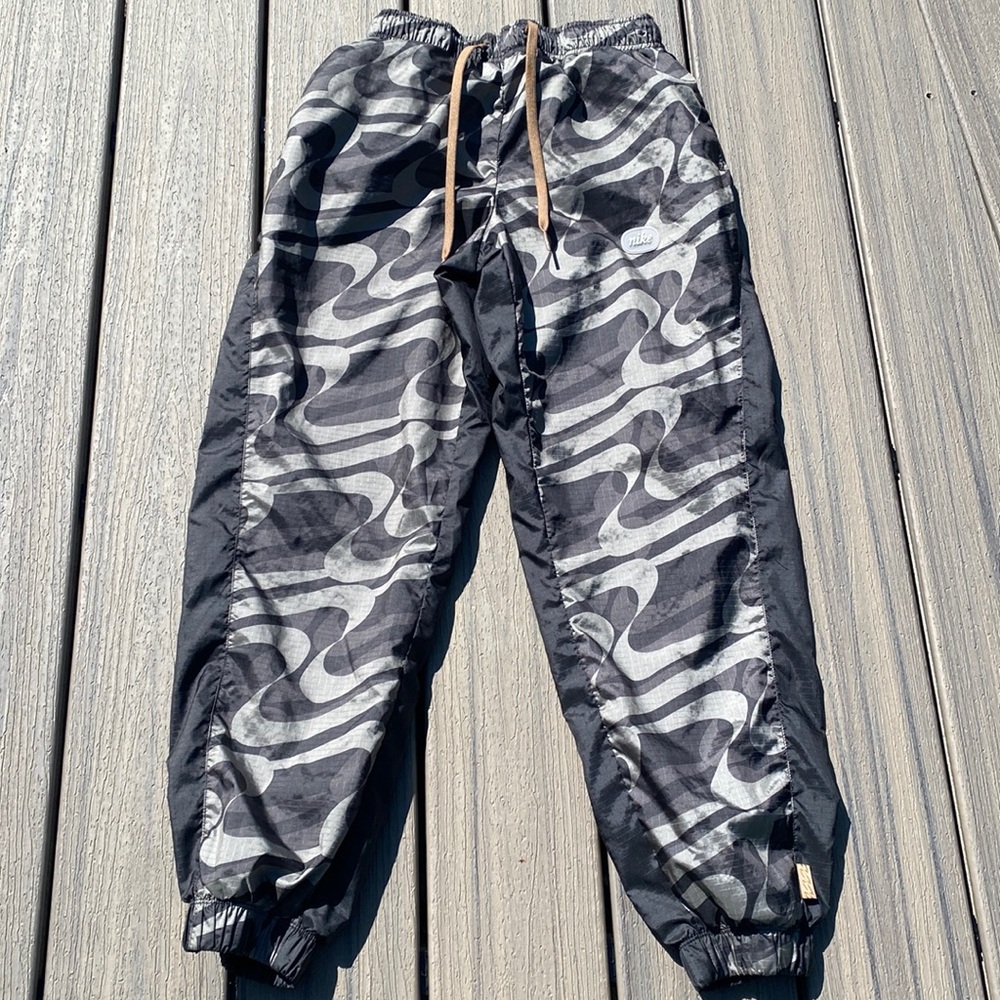 Nike women’s windbreaker pants size small